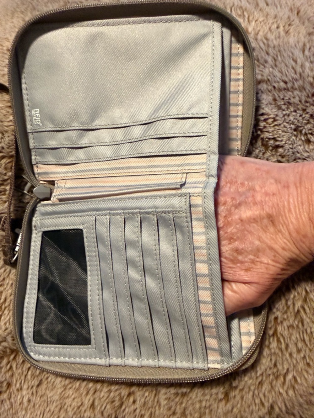 Pacsafe RFID blocking antislash wallet wristlet passport travel organizer - Picture 8 of 14